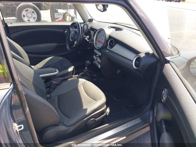 2010 MINI COOPER WMWMF3C51ATZ65679 Photo 4