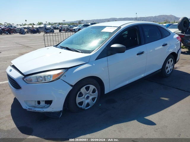 Ford FOCUS S 2018 1FADP3E26JL313231 Image 2