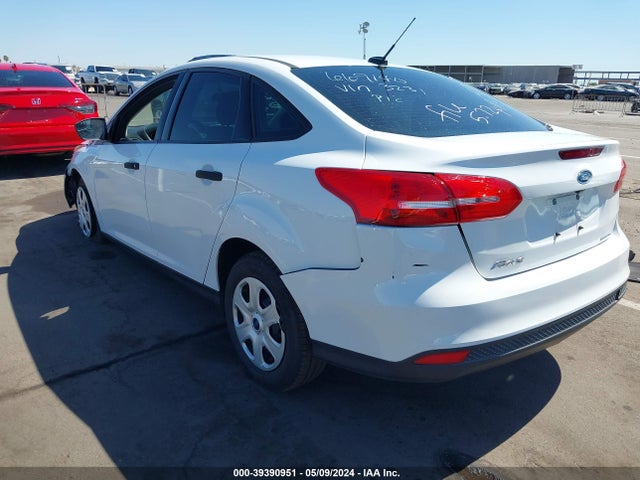 Ford FOCUS S 2018 1FADP3E26JL313231 Image 3