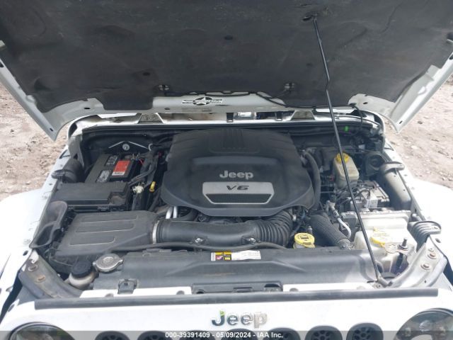 1C4BJWEG8EL258898 Jeep Wrangler Unlimited Sahara