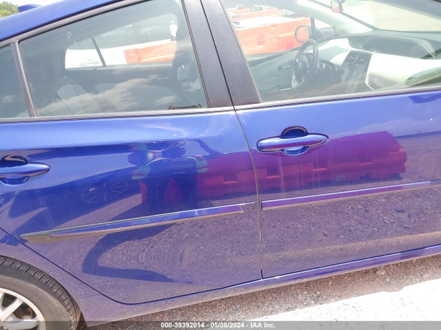 Toyota Prius Two Eco 2018 JTDKARFU8J3548994 Image 13
