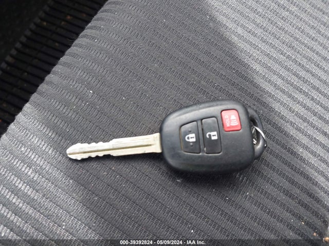 Toyota RAV4 LE 2018 JTMBFREV7JD226093 Image 11