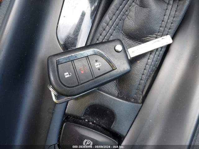 Toyota C-HR XLE 2018 NMTKHMBX6JR010399 Image 11