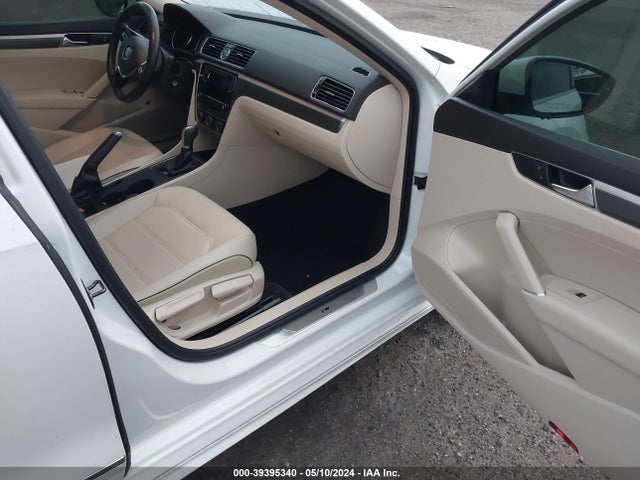 1VWDT7A33HC048853 Volkswagen Passat 1.8t R-line