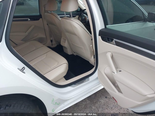 1VWDT7A33HC048853 Volkswagen Passat 1.8t R-line
