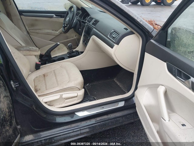 1VWDT7A33HC019031 Volkswagen Passat 1.8t R-line