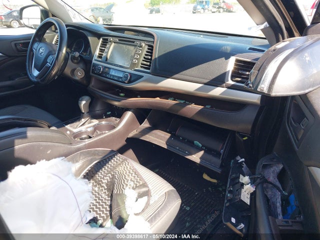 Toyota Highlander Le Plus 2018 5TDBZRFH2JS843079 Image 5