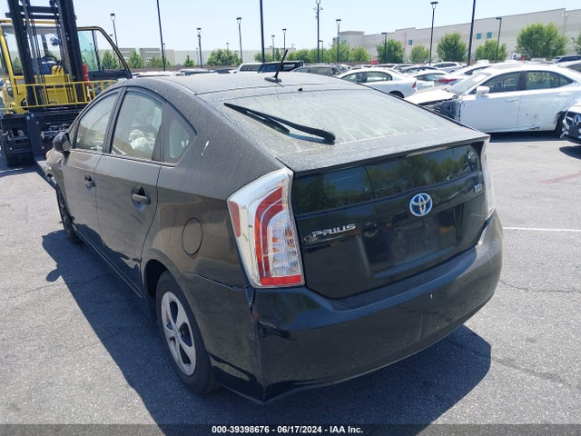 Toyota Prius Three 2015 JTDKN3DU6F0424820 Image 3