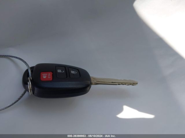 JTMBFREV0JJ239284 Toyota RAV4 LE