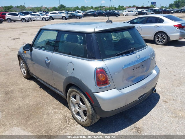 2008 MINI COOPER WMWMF33518TT63200 Photo 2