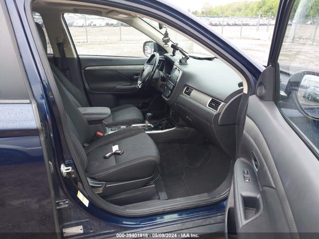 JA4AZ3A38HZ070917 Mitsubishi Outlander Se