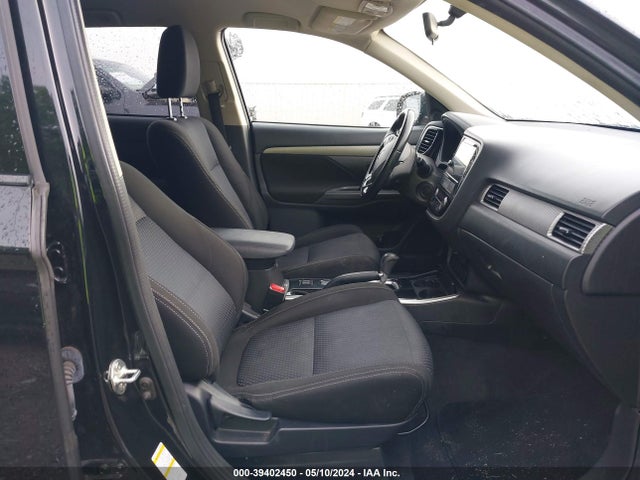 JA4AD3A3XHZ028375 Mitsubishi Outlander Se