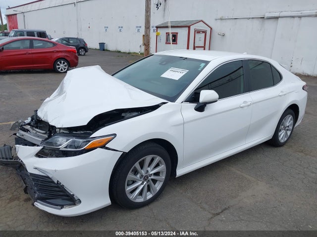 Toyota CAMRY LE 2022 4T1C11AK4NU638893 Image 2