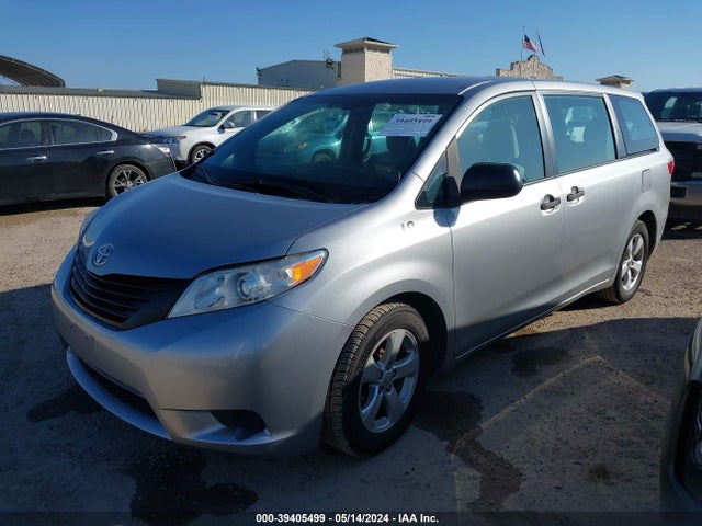 Toyota Sienna L 7 Passenger 2017 5TDZZ3DC9HS821027 Image 2