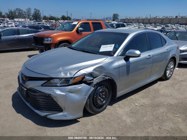 Toyota CAMRY LE 2018 4T1B11HK0JU620449 Image 2