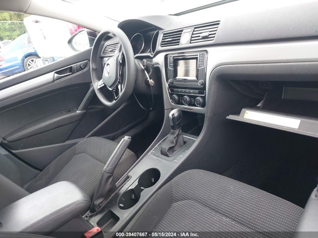 1VWAT7A37HC030147 Volkswagen Passat 1.8t S