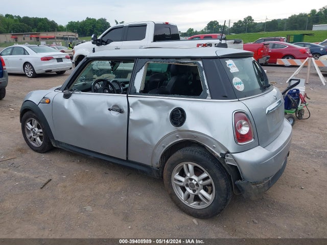 2011 MINI COOPER WMWSU3C56BTX96712 Photo 2
