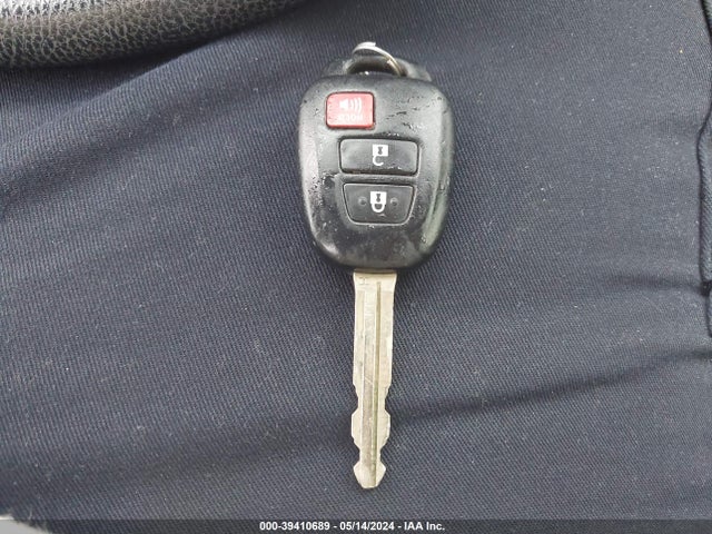 Toyota RAV4 LE 2017 JTMZFREV3HJ146008 Image 11