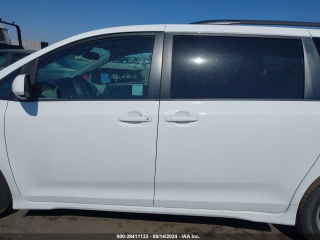 Toyota Sienna Le 8 Passenger 2018 5TDKZ3DC0JS915398 Image 14