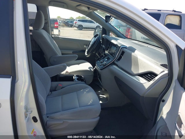 Toyota Sienna Le 8 Passenger 2018 5TDKZ3DC0JS915398 Image 5
