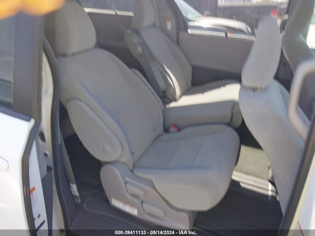 Toyota Sienna Le 8 Passenger 2018 5TDKZ3DC0JS915398 Image 8