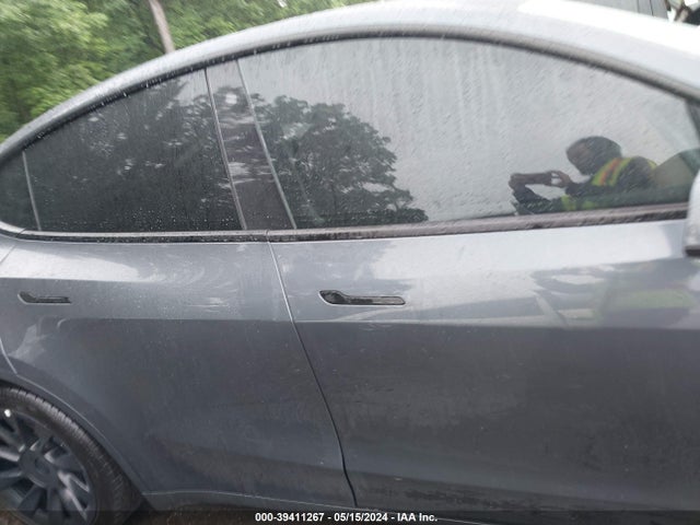Tesla Model Y Long Range Dual Motor All-wheel Drive 2022 7SAYGAEE7NF515744 Image 14