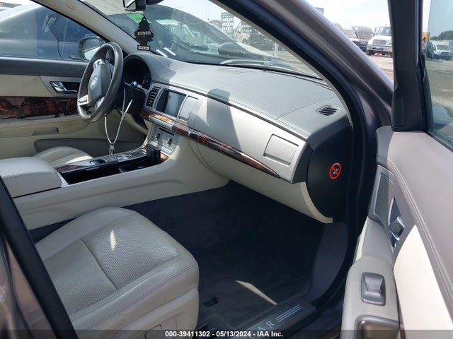 2011 JAGUAR XF SAJWA0GB9BLR82158 Photo 4