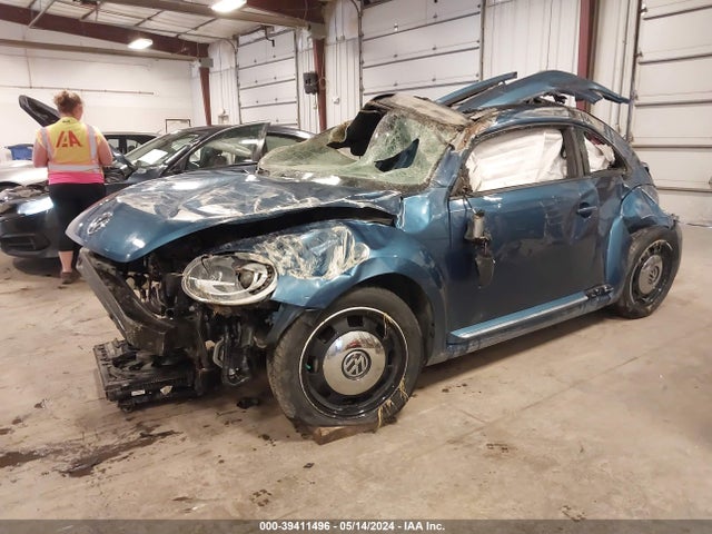 Volkswagen Beetle 2018 3VWFD7AT8JM705379 Image 2