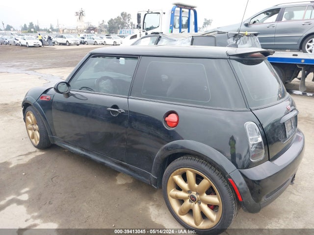 2006 MINI COOPER S WMWRE33586TJ34342 Photo 2