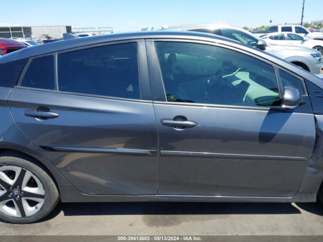 JTDKARFUXG3010984 Toyota Prius Three Touring