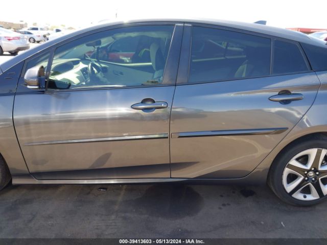 JTDKARFUXG3010984 Toyota Prius Three Touring