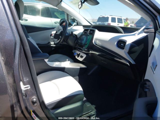 JTDKARFUXG3010984 Toyota Prius Three Touring