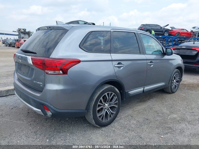 JA4AD3A30JJ003831 Mitsubishi Outlander Se