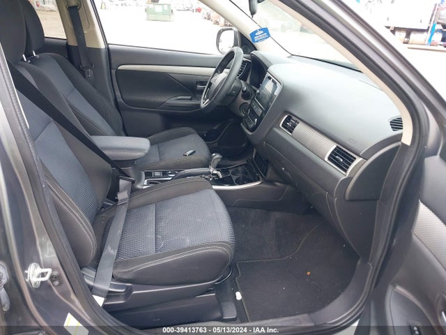 JA4AD3A30JJ003831 Mitsubishi Outlander Se