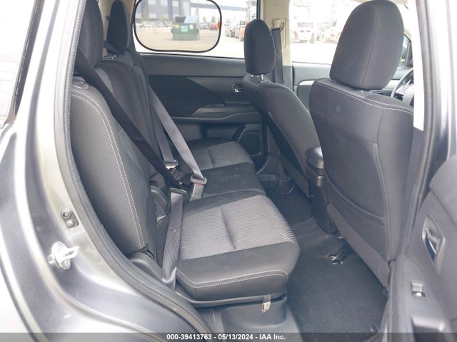 JA4AD3A30JJ003831 Mitsubishi Outlander Se