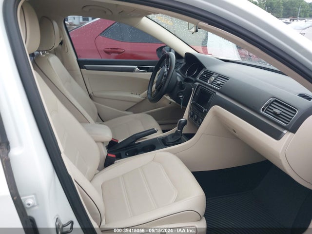 1VWDT7A3XHC073541 Volkswagen Passat 1.8t R-line