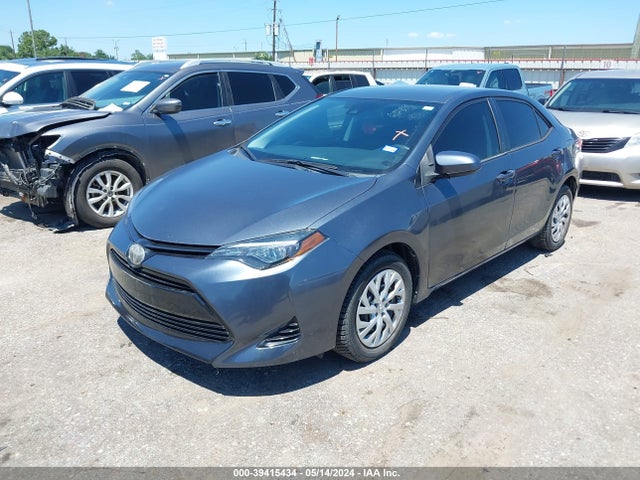 Toyota COROLLA LE 2018 5YFBURHE2JP798607 Image 2