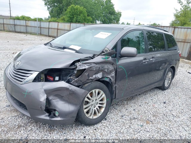 Toyota Sienna Xle 8 Passenger 2017 5TDYZ3DC5HS836765 Image 2