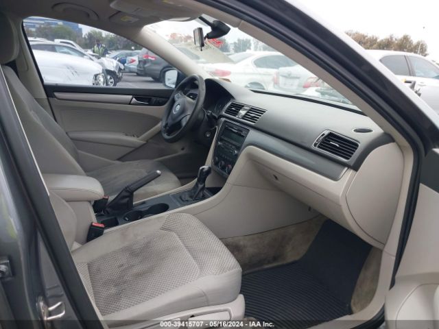 1VWAT7A34FC070439 Volkswagen Passat 1.8t S