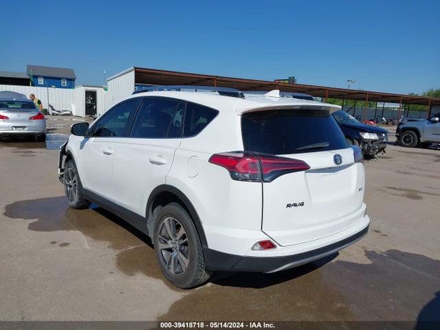 Toyota Rav4 Xle 2018 JTMWFREV6JD110174 Image 3