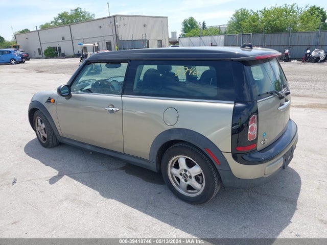 2011 MINI COOPER CLUBMAN WMWZF3C56BTX81992 Photo 2