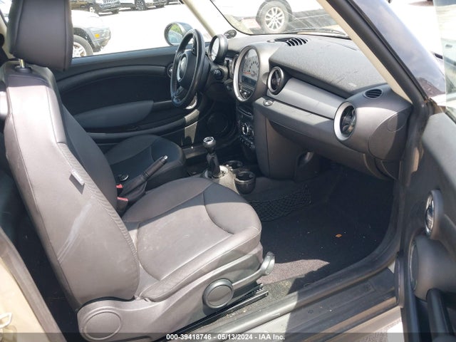 2011 MINI COOPER CLUBMAN WMWZF3C56BTX81992 Photo 4