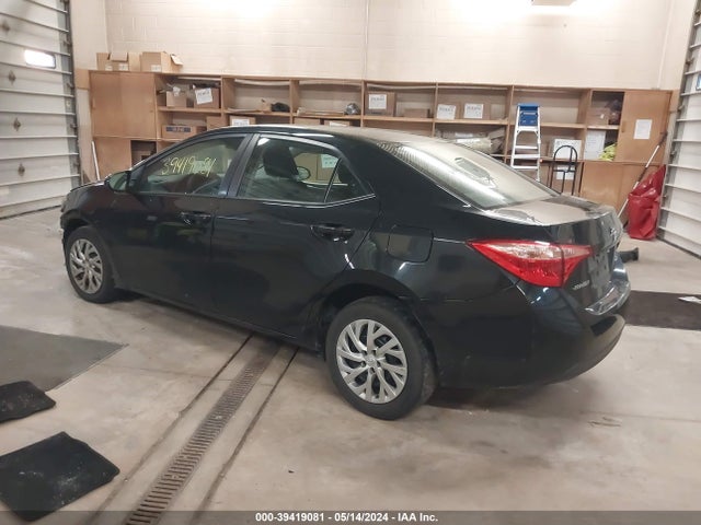 Toyota COROLLA LE 2018 5YFBURHE1JP847649 Image 3