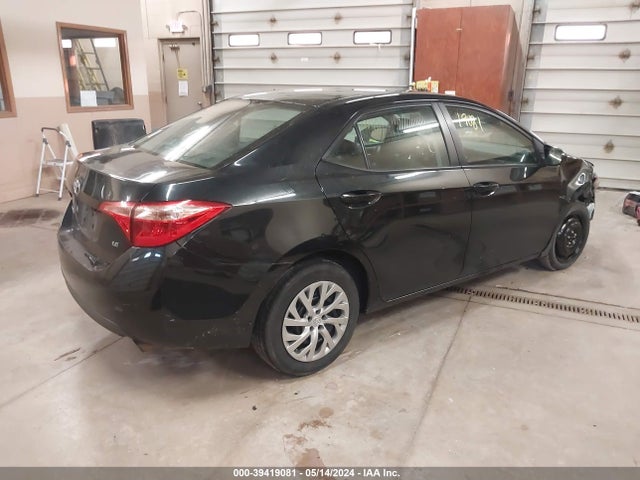 Toyota COROLLA LE 2018 5YFBURHE1JP847649 Image 4