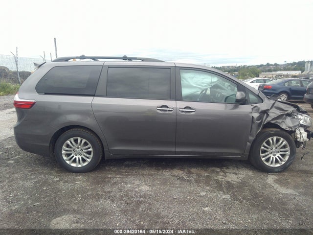 Toyota Sienna Xle 8 Passenger 2017 5TDYZ3DCXHS794609 Image 13