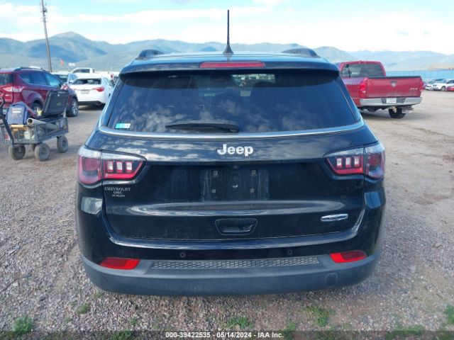 3C4NJCBBXJT300085 Jeep Compass Latitude Fwd