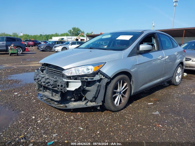 Ford FOCUS SE 2018 1FADP3FE2JL258592 Image 2