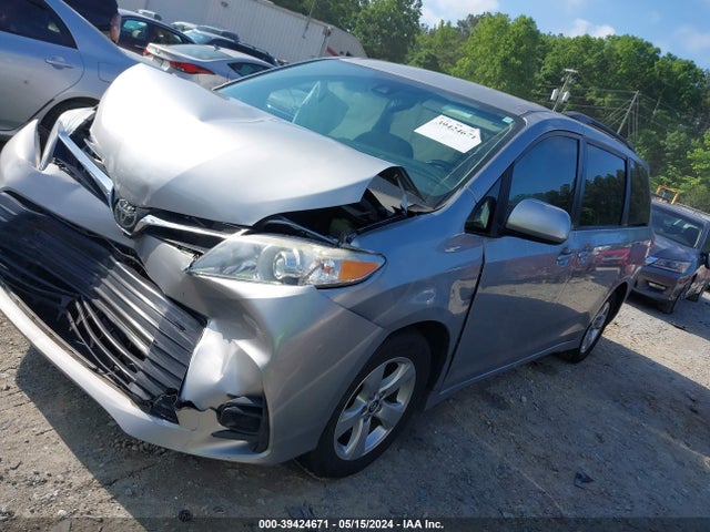 Toyota Sienna Le 8 Passenger 2018 5TDKZ3DC5JS959252 Image 2