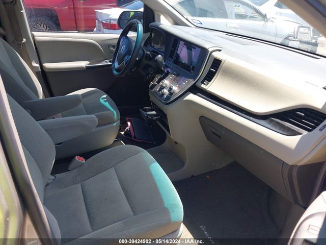 Toyota Sienna L 7 Passenger 2017 5TDZZ3DC6HS834690 Image 5
