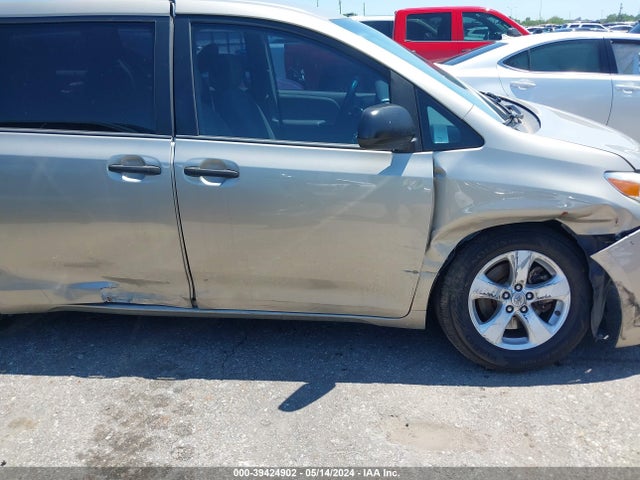Toyota Sienna L 7 Passenger 2017 5TDZZ3DC6HS834690 Image 6